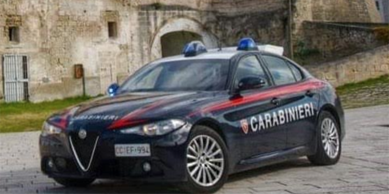 Senza patente e con la droga negli slip: i carabinieri incastrano due giovani