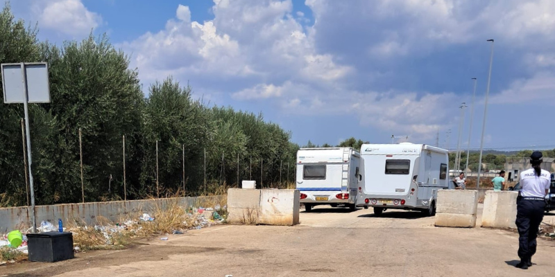 La polizia locale libera una zona da accampamenti abusivi