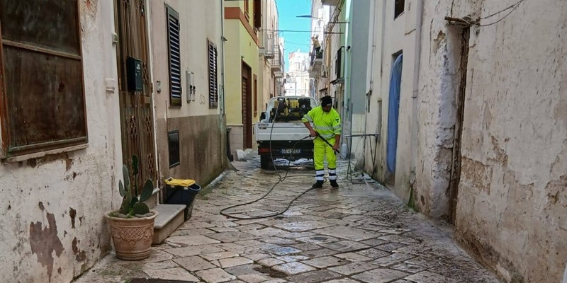 Lavaggio straordinario nelle vie colpite dal guano dei piccioni