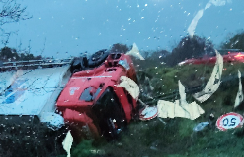 Camion nella scarpata