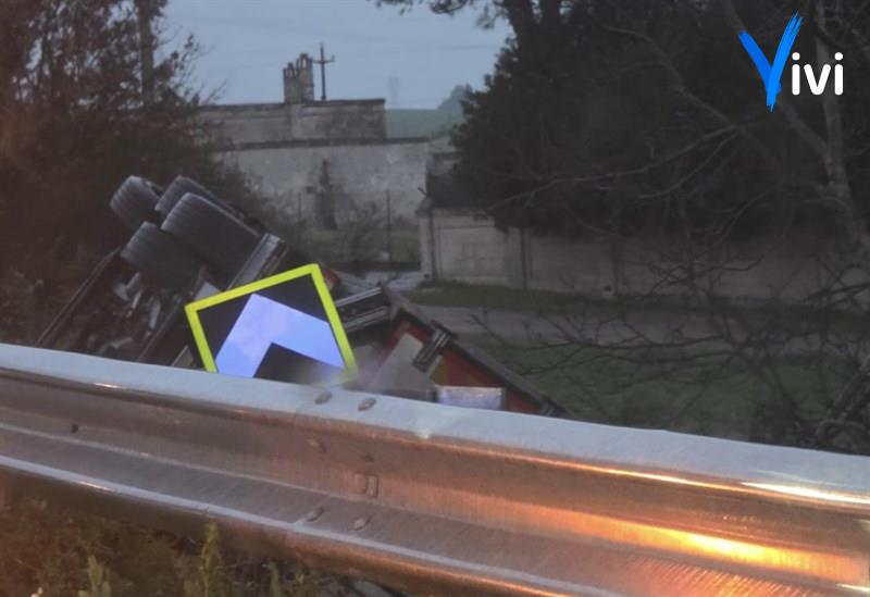 Camion nella scarpata