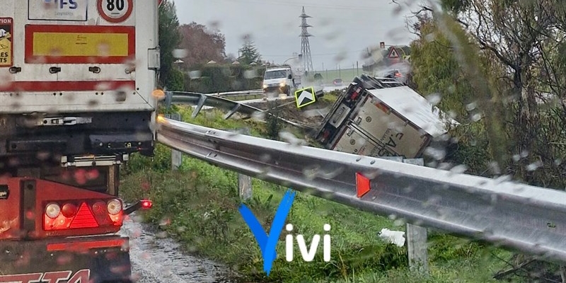 Camion nella scarpata in località San Basilio
