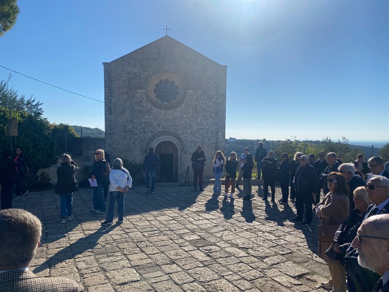 Dalla gravina alle chiese storiche, fino ai riti della Settimana Santa: la città accoglie soci rotariani da Puglia e Basilicata