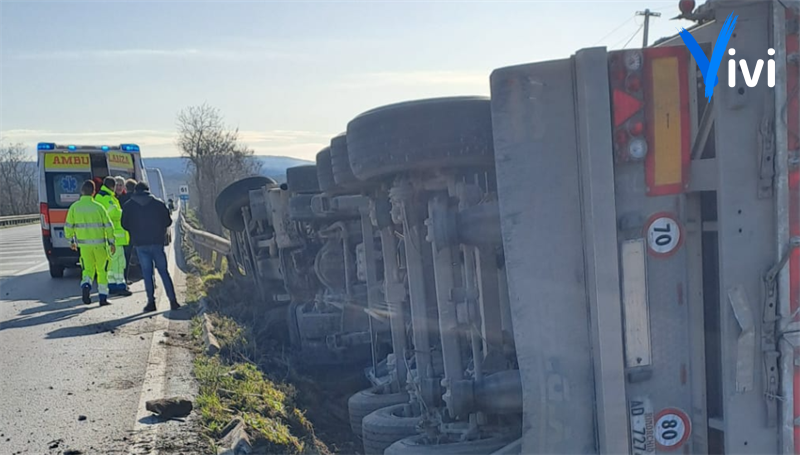 Tir nella scarpata: attimi di paura sulla strada statale 100