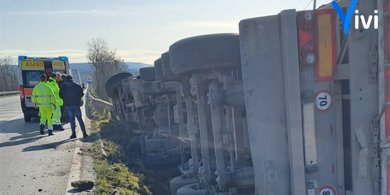 Tir nella scarpata: attimi di paura sulla strada statale 100