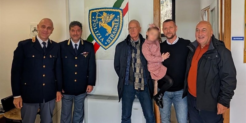L'omaggio dell'arte alla Polizia stradale: donata una tela alla sottosezione di Palagiano