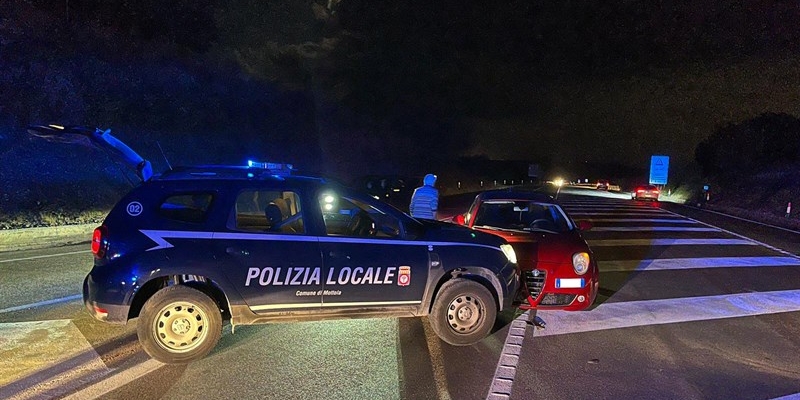 Urtato da un’auto mentre deviava il traffico: agente di Polizia locale finisce in ospedale