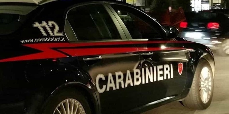 Rapina a volto coperto: via con l'incasso e le sigarette