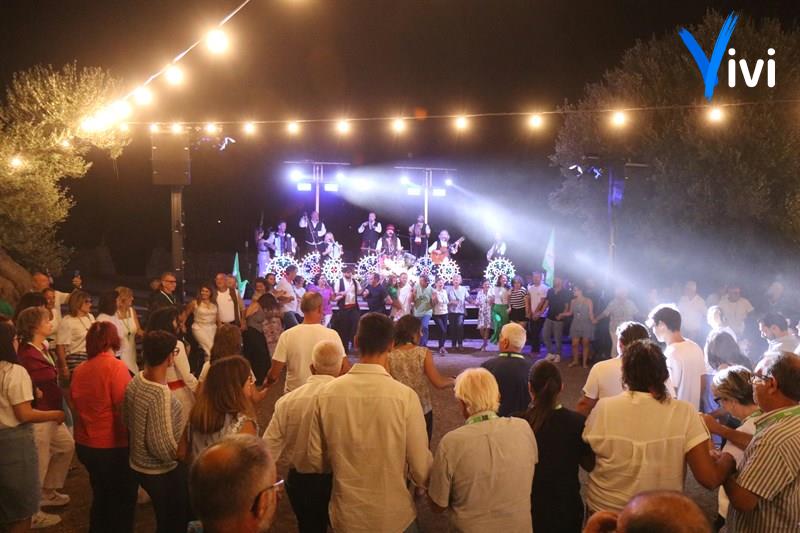 Grande spettacolo a Masserie sotto le Stelle: due tappe visitate, buon cibo e concerto a sorpresa dei Terraross