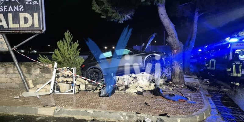 Fuga dall'alt a 400 cavalli: si schianta auto con sei giovani a bordo