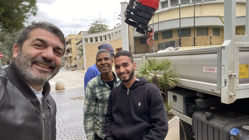 Cura del quartiere e nuovi addobbi: volontari in azione