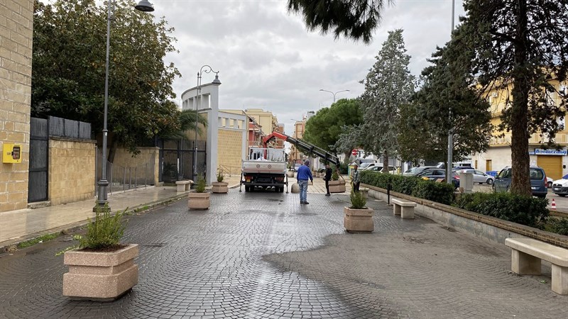 Cura del quartiere e nuovi addobbi: volontari in azione