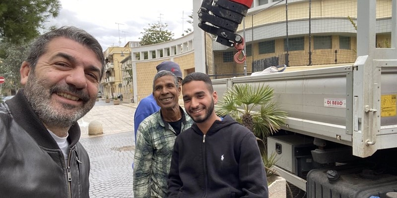 Cura del quartiere e nuovi addobbi: volontari in azione