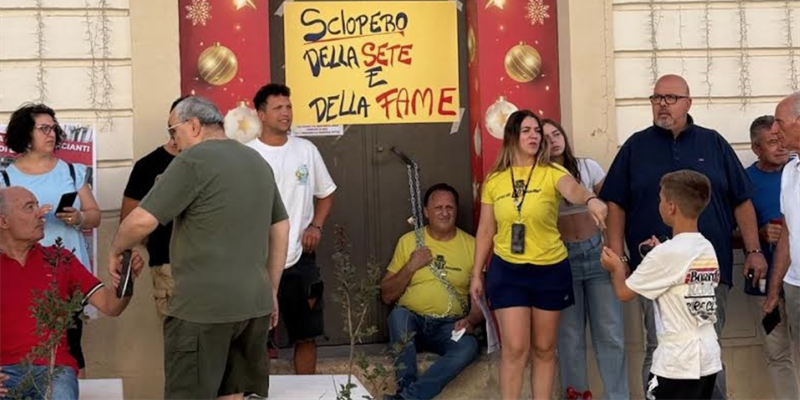 Via Roma ancora chiusa, commercianti in rivolta: è iniziato il sit-in permanente