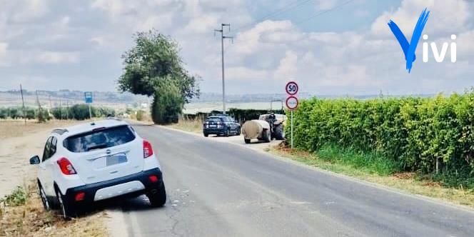 Auto vs mezzo agricolo: scontro sulla strada per il mare