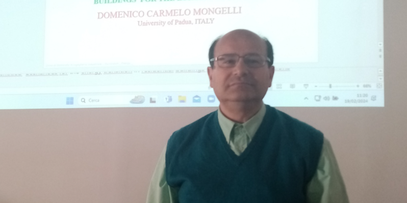 Il professor Mongelli durante la conferenza