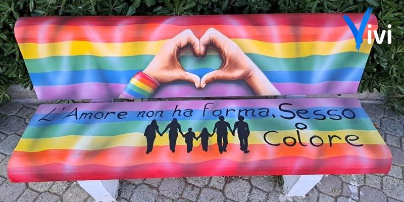 Una nuova panchina artistica in piazza Nassiriya per sensibilizzare sui diritti LGBT