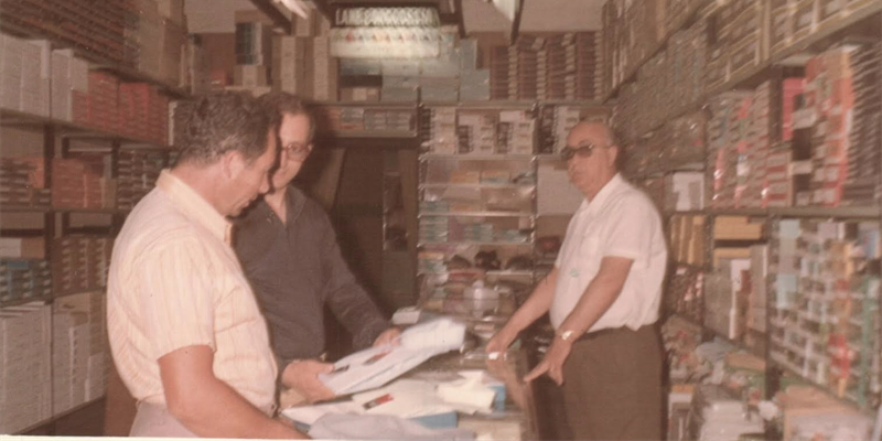 Estate 1969, Egidio Patarino al lavoro nel suo negozio di via Roma 66