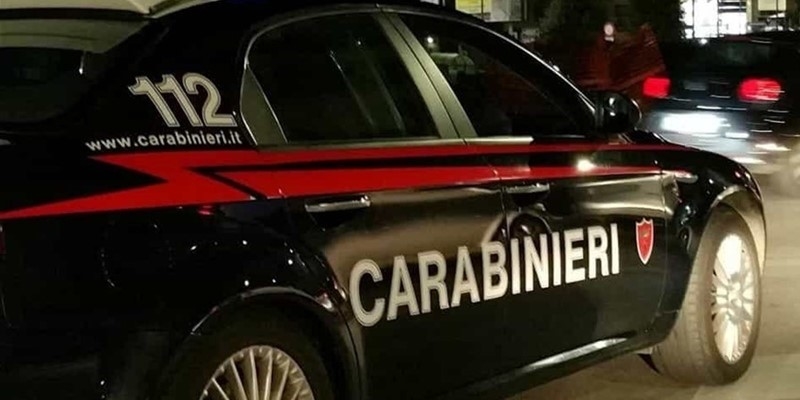 Sfondano l'ingresso con la pala meccanica e rubano la cassaforte: è caccia alla banda