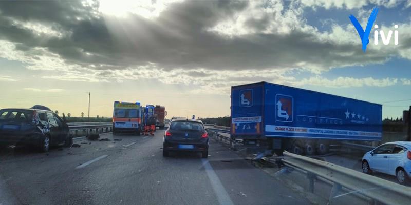 Sfonda il guardrail e invade la carreggiata opposta: che schianto sulla statale!