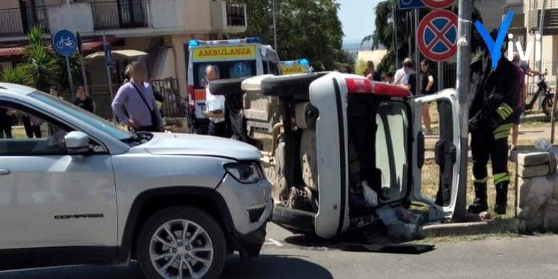 Scontro in pieno centro: sul posto ambulanza e vigili del fuoco