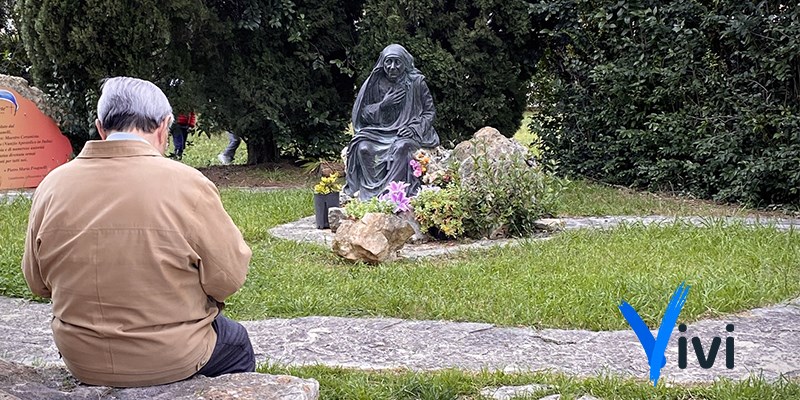 Il presidente Ottomanelli nei pressi della statua di Maria Teresa di Calcutta