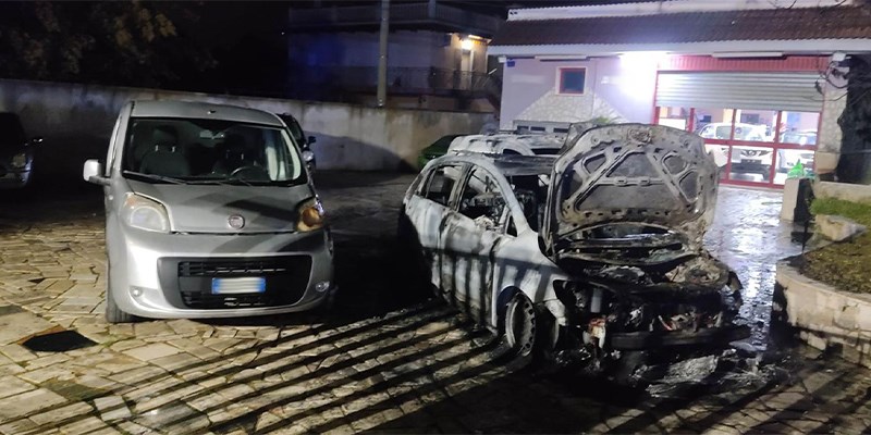 Incendio in un autoparco: 6 auto distrutte dalle fiamme