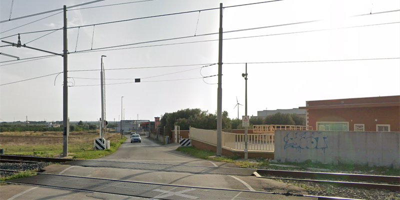 Furgone incastrato al passaggio a livello: traffico in tilt