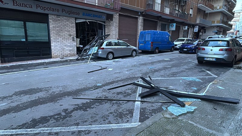 Esplosioni e colpo in banca: ladri a segno nella notte