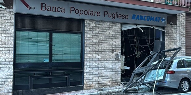 Esplosioni e colpo in banca: ladri a segno nella notte