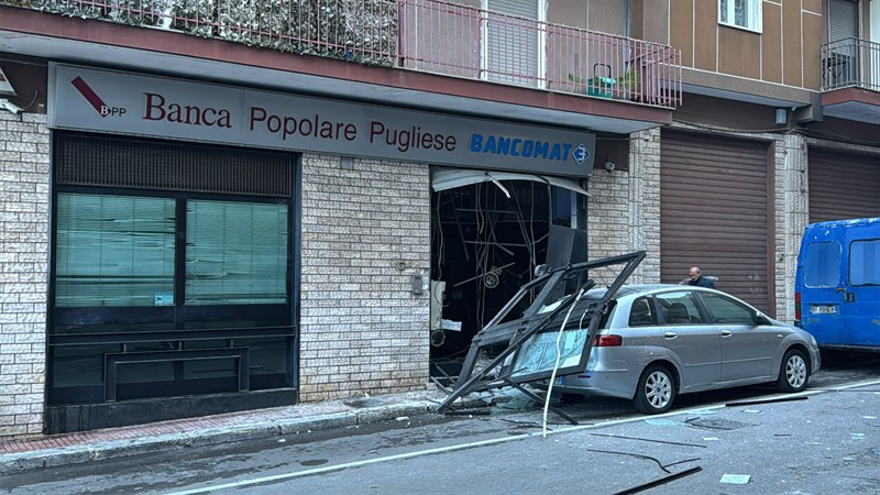 Esplosioni e colpo in banca: ladri a segno nella notte
