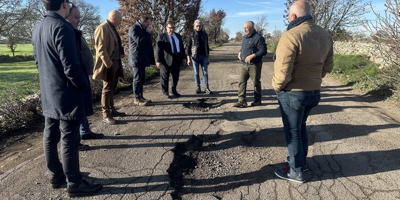 Sopralluogo sulla Noci-Castellaneta, Scalera: «Tapperanno subito tutte le buche poi via ai lavori straordinari»