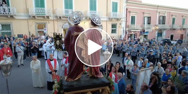 Cosma e Damiano, i Santi Medici in processione