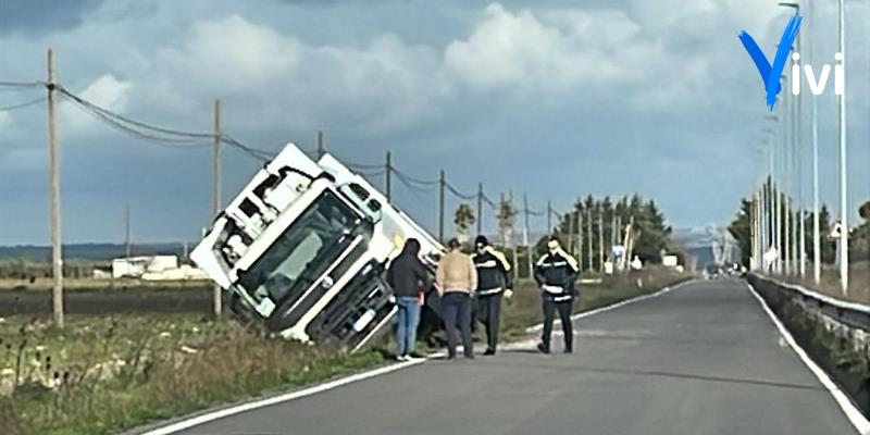 Camion fuori strada in località Madonna del Carmine