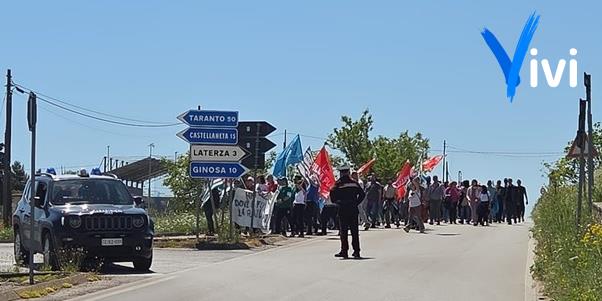 Natuzzi, il grido dei lavoratori in marcia: «Dov’è finita la grande famiglia?»