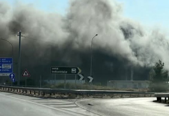 Incendio in un capannone: non c'è pace per il quartiere Tamburi