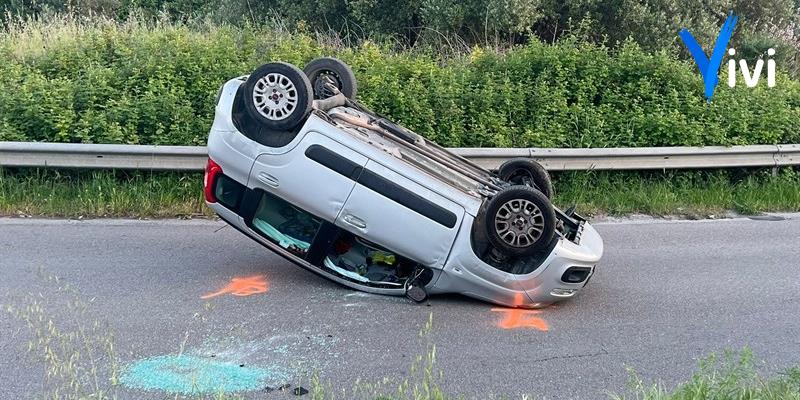 Auto si ribalta sulla provinciale per Crispiano