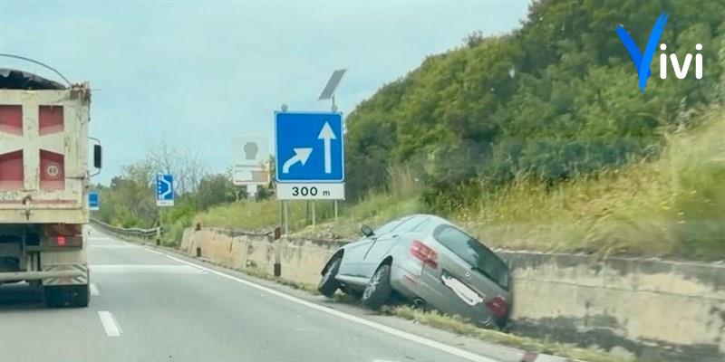 Auto fuori strada sulla statale 100