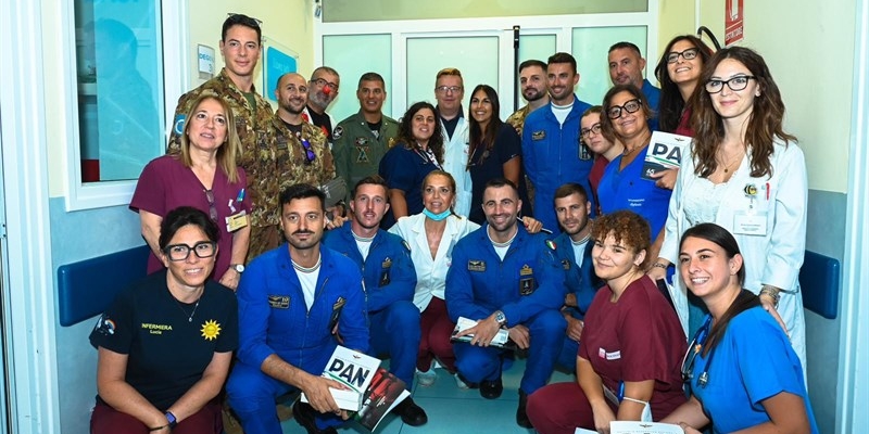 Emozione pura: le Frecce Tricolori portano gioia ai bimbi dell’oncoematologia di Taranto
