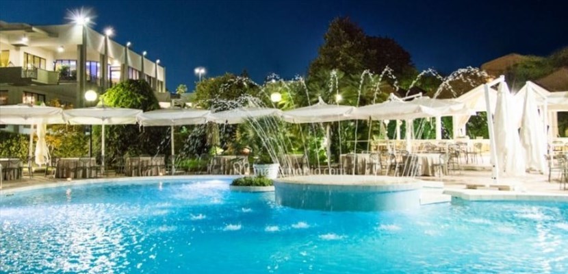 La piscina della sala ricevimenti Ciccarone La piscina della sala ricevimenti Ciccarone